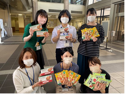 ＜滋賀県社会福祉協議会の皆さんと寄付した災害時用備蓄食料の一例＞