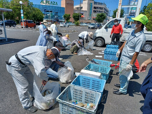 店舗周辺での清掃活動の様子