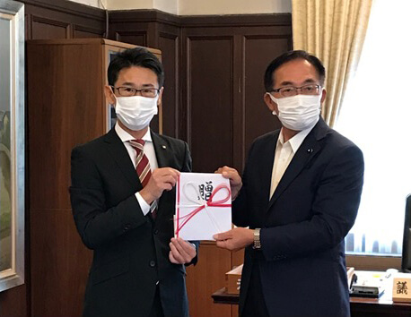 小椋執行役員総務部長（左）から岩佐名誉会長（滋賀県議会議長）へ目録を贈呈