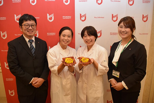 平和堂渡邊バイヤー、龍谷大学小田垣さん、前田さん、平和堂松岡バイヤーの写真