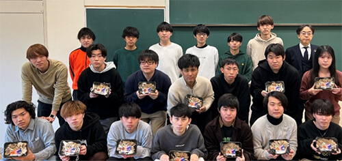 京都産業大学経営学部 松本ゼミナールの学生と担当松本教授（右上）の写真