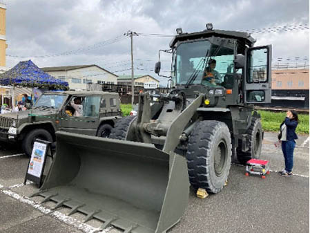 警察・ 消防・自衛隊・海上保安庁・刑務官の体験イベントの様子